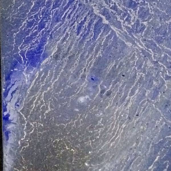 Detail — die silbrigen Fließadern aus der Nähe