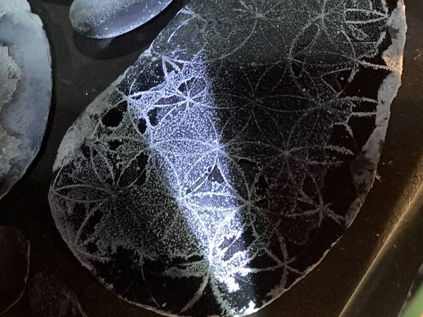 Lichtspur über geritztem Ornament