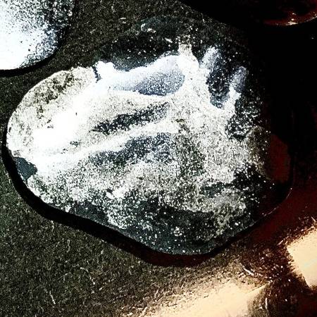 Salz in feinen Federn auf einer kleinen Tafel