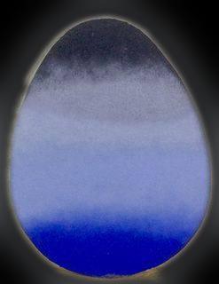 Eiform auf den Kopf gestellt: die schwarze Asche oben, der ultramarinblaue Himmel glüht unten.