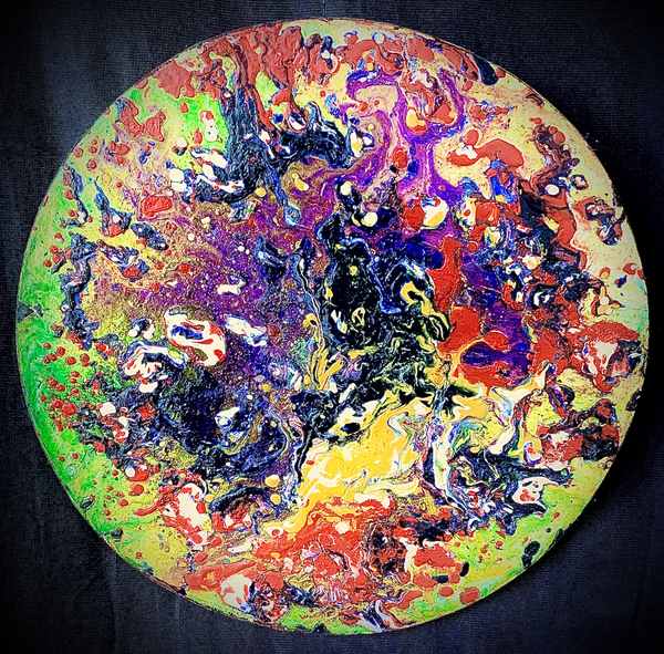 Runde Scheibe in voller Farbexplosion — Rot, Blau, Gelb, Violett ineinander.